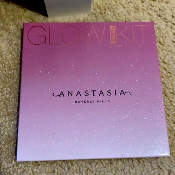 Anastasia Beverly Hills Glow Kit - Picture 2 of 3